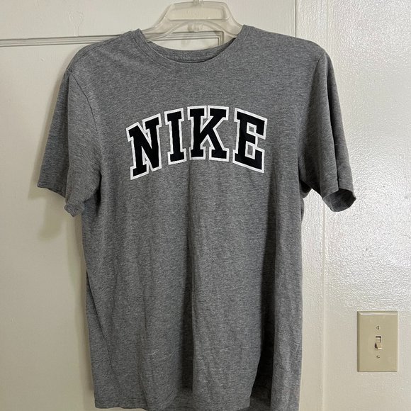 Nike Athletic T-Shirt - Picture 1 of 4